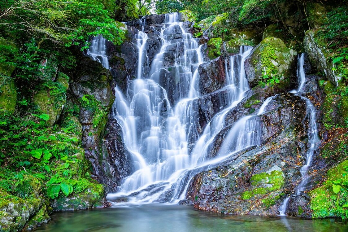 风景如画的白丝瀑布位于福冈县西北部的海滨度假胜地丝岛附近 ©PIXTA