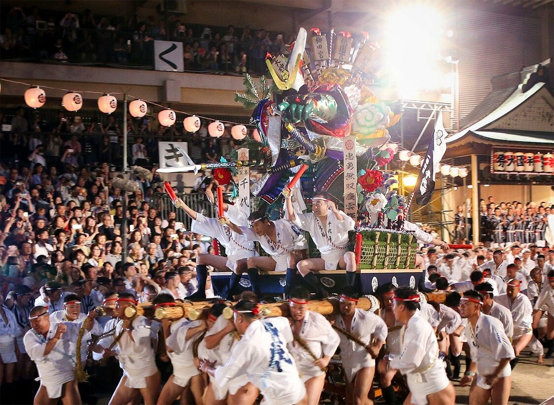 博多祇園山笠。朝暗いうちから行われる追い山はクライマックスにしてフィナーレ。2019年７月15日撮影（時事）