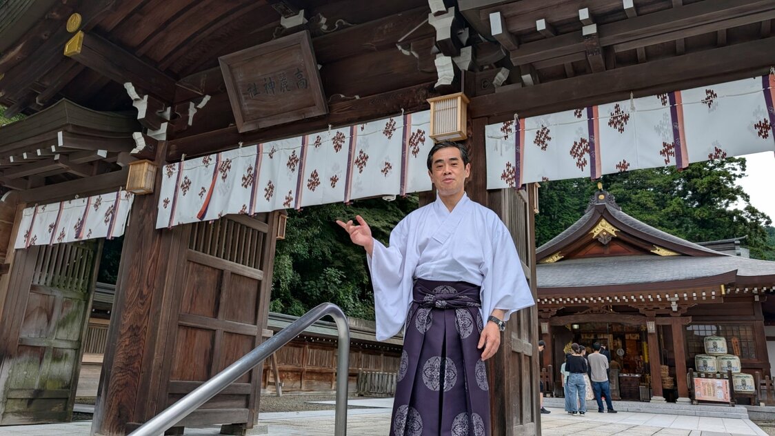 Koma Fumiyasu frente al pabellón principal. (© Gomi Yoji)
