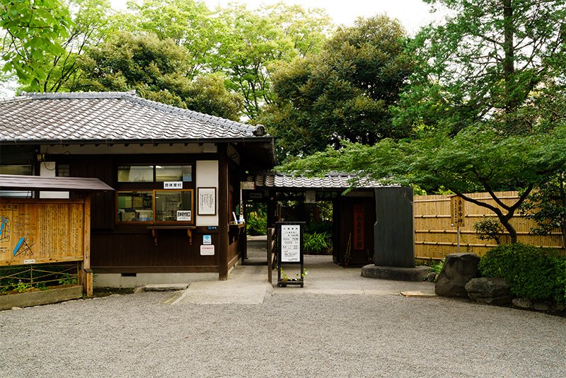 向島百花園の入場門。左手の受付は赴きのある木造建築
