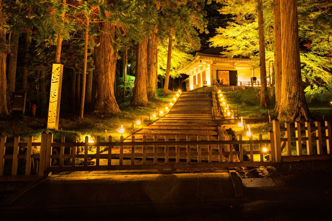 The glittering Konjikidō, or “golden hall,” of Chūsonji in Hiraizumi. (© Pixta)