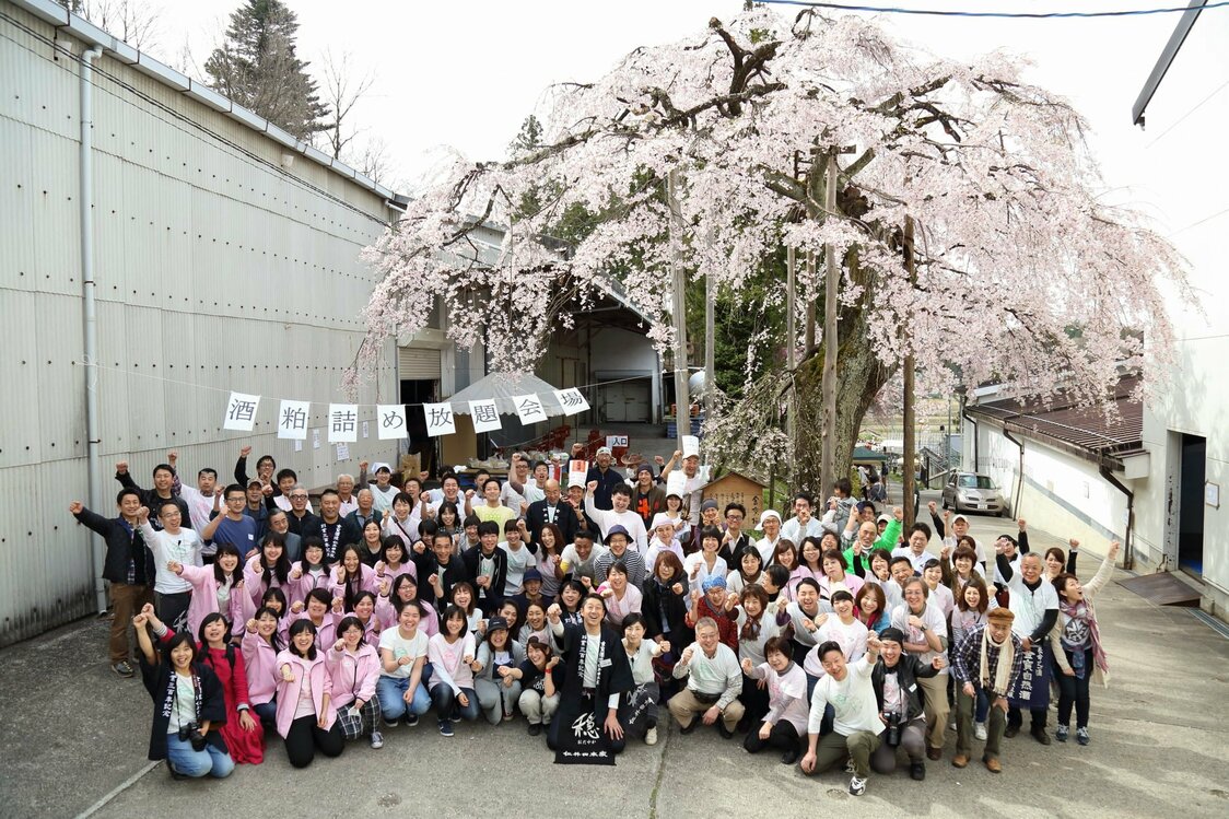 春の「にいだの感謝祭」で、たくさんの仁井田ファンに囲まれる蔵元と女将。現在はコロナ禍のため、イベントは縮小している　写真提供：仁井田本家