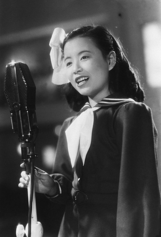 1949年50万枚の大ヒット曲「悲しき口笛」を歌う美空ひばり（1937～1989）。【写真：時事】