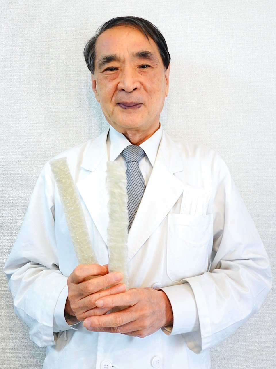 棒寒天を手にする杤久保さん（撮影：ニッポンドットコム）