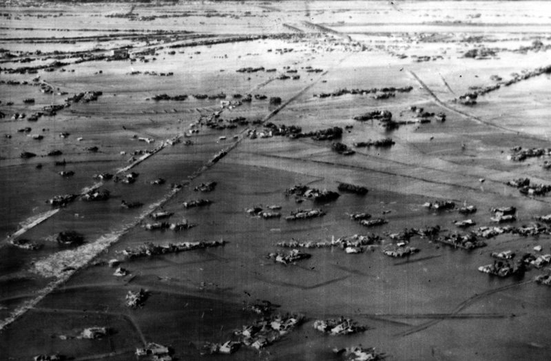 كارثة إعصار إيسوان القوي الذي اجتاح اليابان في عام 1959 من شبه جزيرة كي عبر منطقة توكاي. أسفر الإعصار عن مقتل 4759 شخص وفقد 282 آخرين. (©ماينيتشي شيمبون/ أفلو)