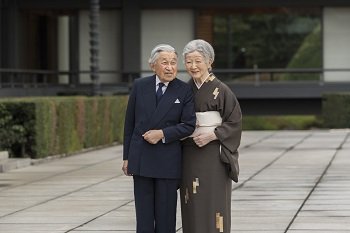 皇居・宮殿の庭を散策される両陛下（宮内庁ホームページから）http://www.kunaicho.go.jp/activity/gokinkyo/01/h30-1020-ph.html