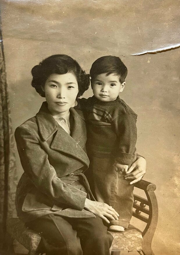 鳗鱼爷爷的母亲抱着幼年的他
