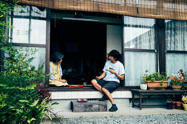 晋作は釣った魚を近所に配るうち、茂子(白川和子)と仲良くなる ©楡周平/講談社 ©2024「サンセット・サンライズ」製作委員会