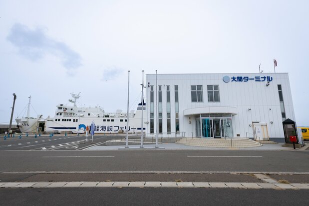 大間ターミナルと津軽海峡フェリー。近くにレンタカー店があるので、車で町を巡るのがおすすめ