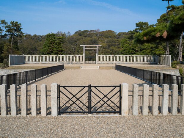 Le lieu de prière (oratoire) du mausolée de l’empereur Nintoku. Le seul endroit où l’on peut voir directement une partie de la forme en trou de serrure.