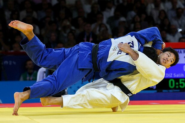 Nagayama Ryūju throws Salih Yildiz of Turkey in the third-place match of the men’s 60 kg event on July 27, 2024, in Paris, France. Nagayama bounced back from a controversial decision in the quarterfinal to win bronze. (© Reuters)