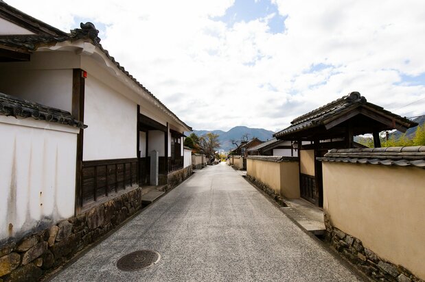 白壁と土塀が250メートル続く石火矢町ふるさと村