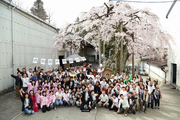 2020年春の「にいだの感謝祭」で、たくさんの仁井田ファンに囲まれる蔵元と女将。現在はコロナ禍のため、イベントは縮小している　写真提供：仁井田本家
