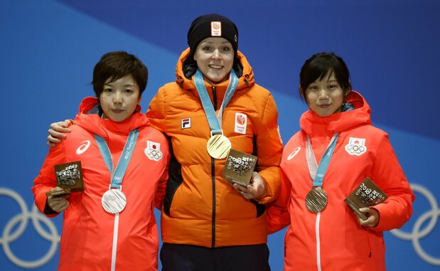 切磋琢磨してきた小平奈緒(銀メダル)と高木美帆(銅メダル)が一緒に表彰台に上がった(ロイター)
