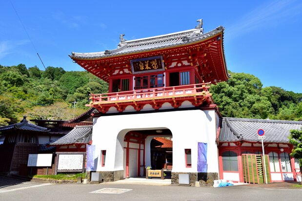 Portal rōmon de las aguas termales de Takeo. (PIXTA)