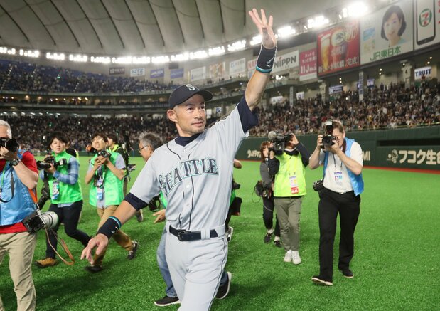 アスレチックスとの試合を終え、場内一周をしてファンにあいさつするマリナーズのイチロー=2019年3月21日、東京ドーム(時事)