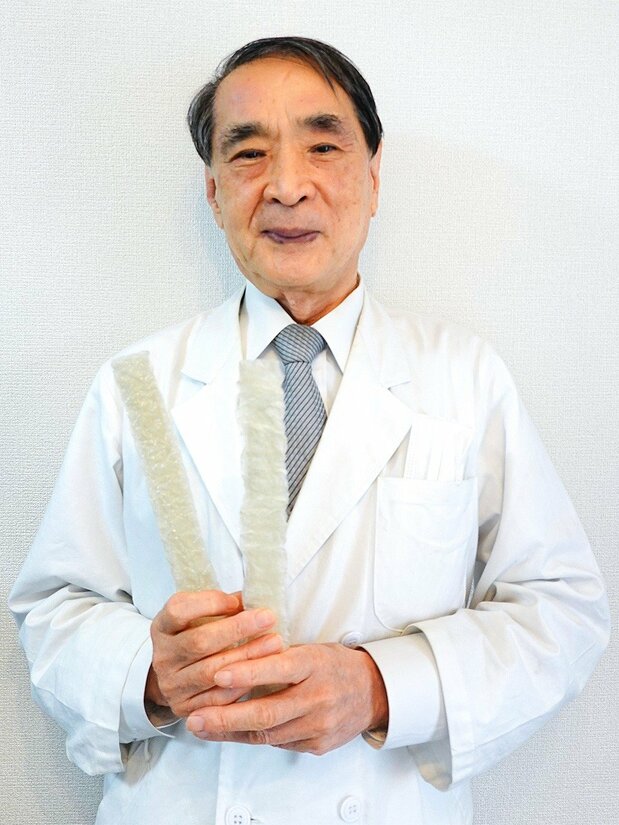 棒寒天を手にする杤久保さん(撮影:ニッポンドットコム)