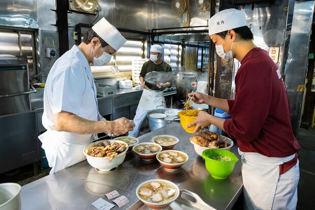 喜多方最有名的拉面店“坂内食堂”的后厨。从早7点起就接单不停