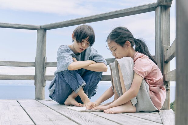 貴瑚(杉咲花)は越してきた海辺の町で、声を出せない少年と出会う ©2024「52ヘルツのクジラたち」