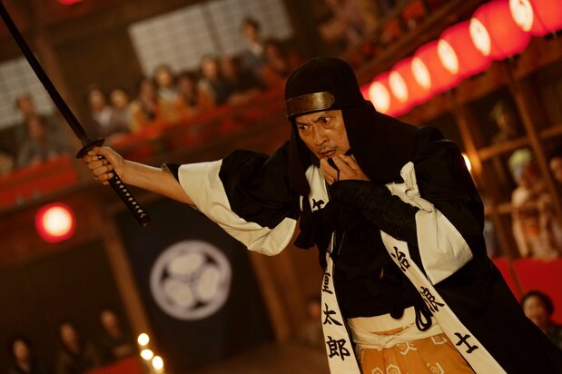 Durante la noche de la venganza, en el Morita-za, se representa la obra de kabuki Kanadehon Chūshingura. (© 2026 Comité de Producción de Kobikichō no adauchi © 2023 Nagai Sayako / Shinchōsha)