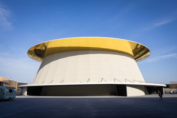 The gleaming roof atop a rough cylinder presents a striking image in the Expo’s East Gate Zone. (© Nippon.com)