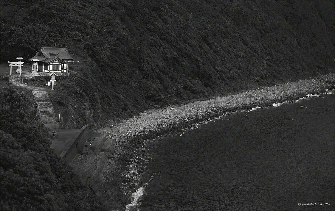 La salle de culte sur le côté nord de l’île d’Ôshima fait face à Okinoshima. Le commun des mortels n’étant pas autorisé à visiter Okinoshima, ils doivent adresser leurs prières au sanctuaire d’Okitsu-miya depuis cette île à la place.