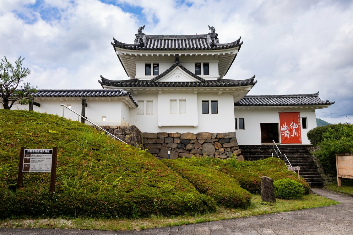 彰古馆内陈列着挂毯等展品，介绍了细川幽斋波澜壮阔的一生