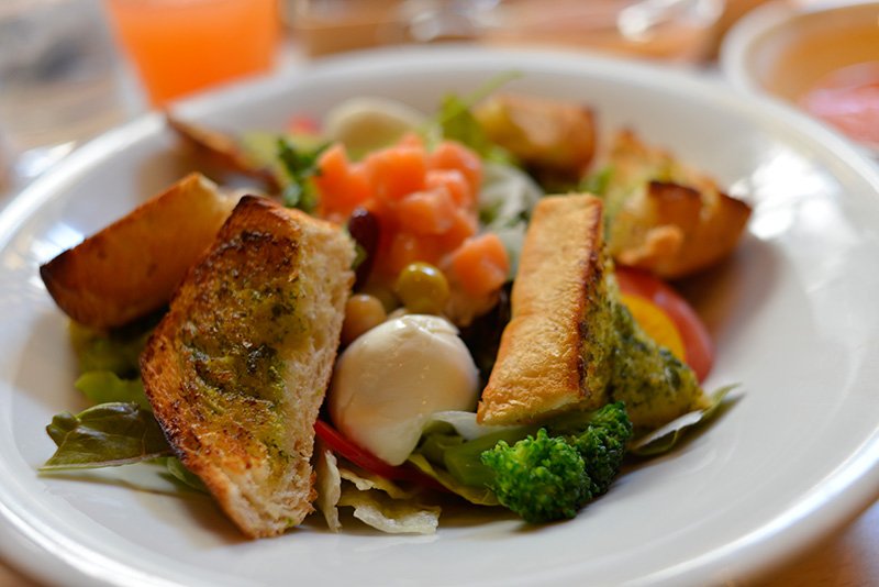 Menú para la comida o almuerzo con ensalada.