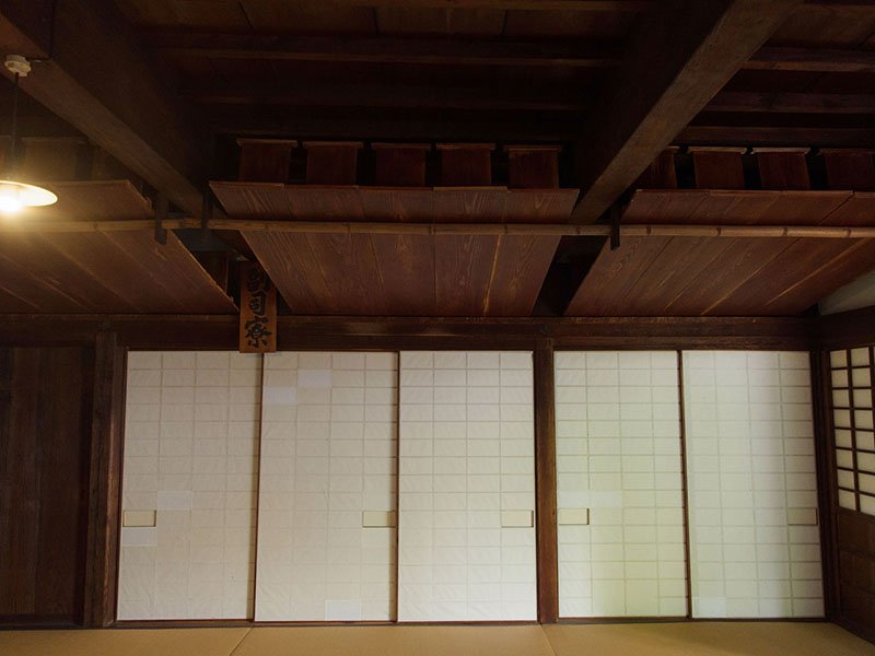 Une pièce où vivaient les moines. Au plafond sont entreposées de grandes tables, qui sont descendues pour les repas. Cette coutume, pratique pour faire de l’espace, est caractéristique des temples zen.
