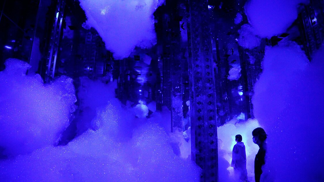 《Massless Amorphous Sculpture》。泡沫雕塑漂浮在巨大空间中