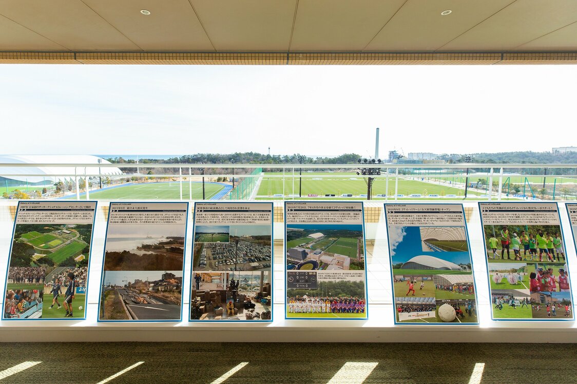 Dans la salle panoramique du centre, des panneaux montrent l’évolution du J-Village, de son ouverture à la reconstruction, en passant par la catastrophe.