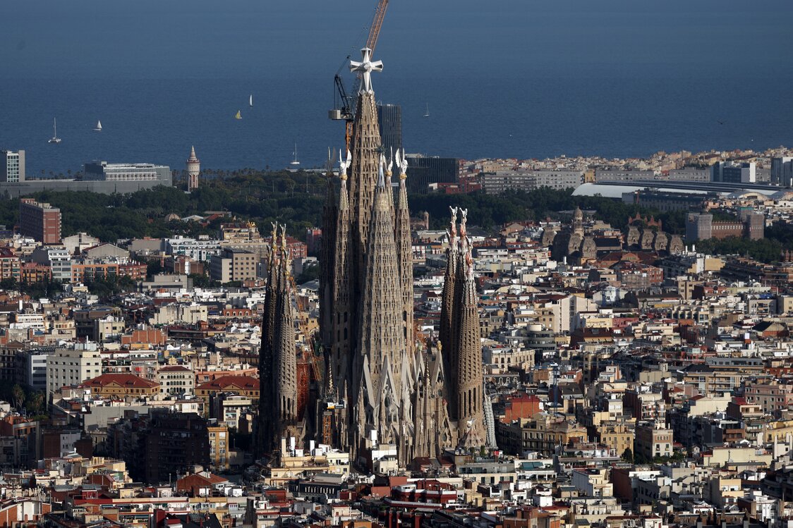 Una imagen cercana de la Sagrada Familia. En el centro se ve la Torre de Jesucristo. Junio de 2026. (© AFP/Jiji)