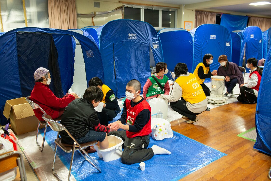 順番を待つ避難住民との会話も重要な仕事
