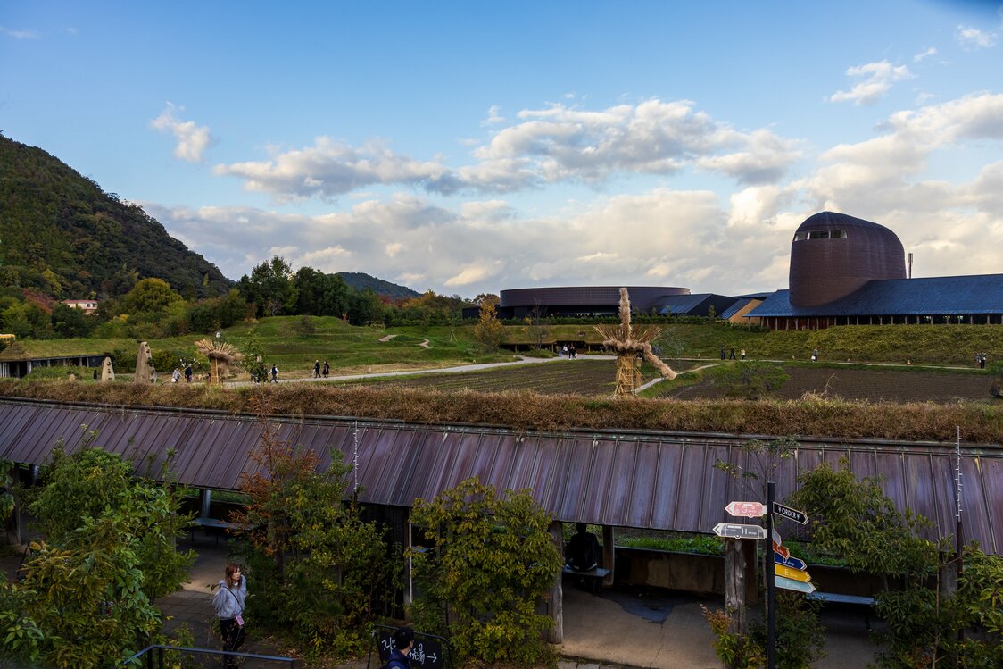 The park and the mountain backdrop viewed from upstairs in the food court. (© Nippon.com)