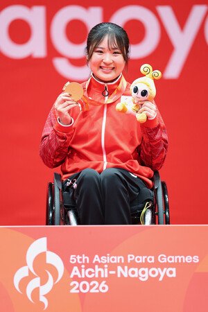 Sarina Satomi takes gold in a wheelchair badminton singles event for women at the Aichi-Nagoya Asian Para Games on Friday.