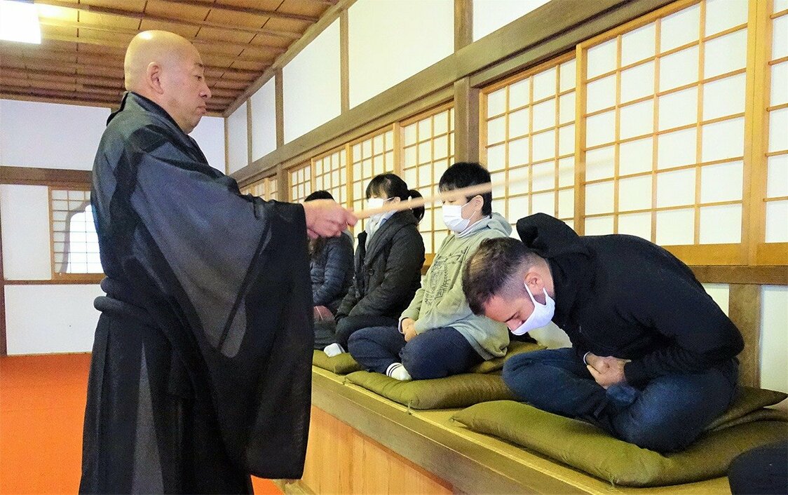 「無心になろうとすると、かえって雑念と闘うことになる。深海の底にいるようなイメージで」と浅見住職