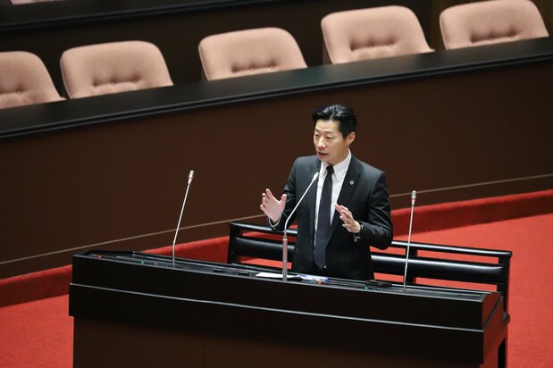 立法院で発言するフレディ・リム氏