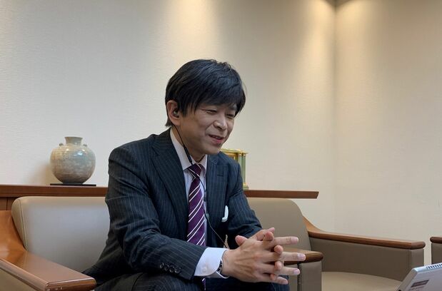 インタビューに応じる武田真一アナウンサー、取材前後に感染防止に注意して撮影した。撮影：NHK