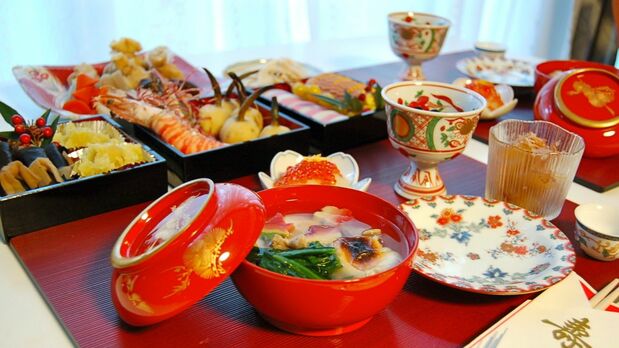 Table du Nouvel An avec de nombreux osechi (photo : David Z on Flickr)