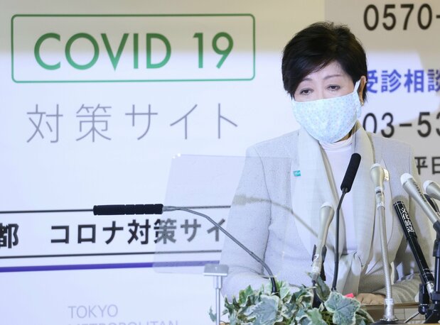 記者会見する東京都の小池百合子知事=2020年4月10日午後、東京都庁(時事)
