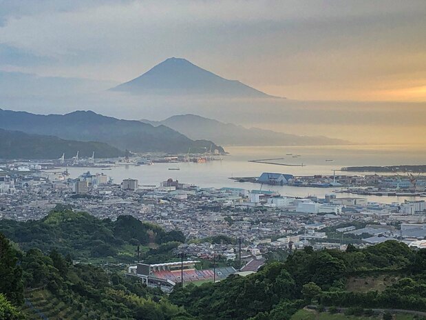 Hashimuki continued to shoot even as he was packing up his gear after livestreaming. He took this photo just before he finally left.