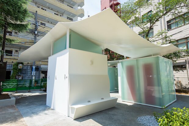 屋顶曲面流畅,将3个厕所连成一体。还设置了一个紧贴外墙的长椅