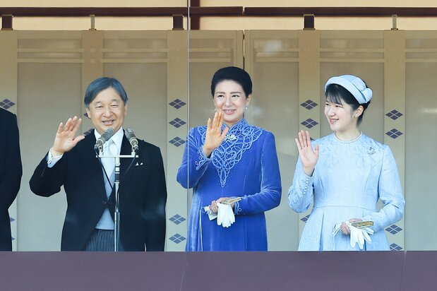 德仁天皇一家向前来参加朝贺的民众挥手致意 (Kazhki Oishi/Sipa USA via Reuters Connect)