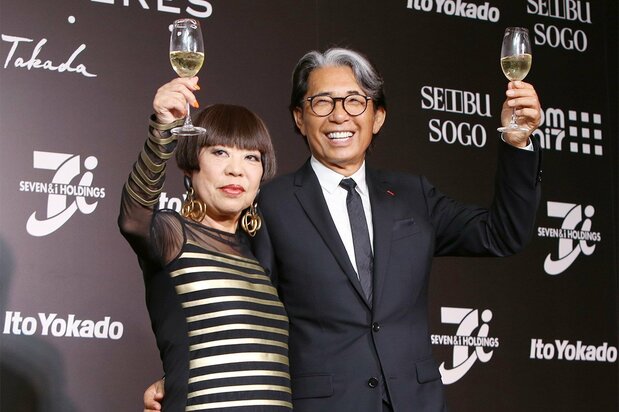 セブン&アイのプライベートブランドの発売記念記者会見で乾杯する高田賢三さん。左はコシノジュンコさん(時事、2016年9月)