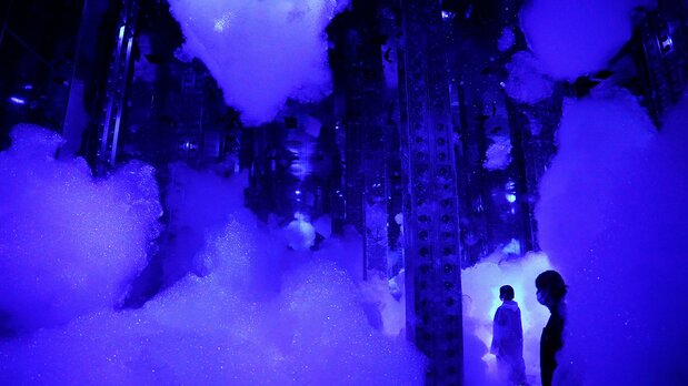 « La sculpture amorphe sans masse » présente une sorte de bulle en suspension dans un vaste espace.