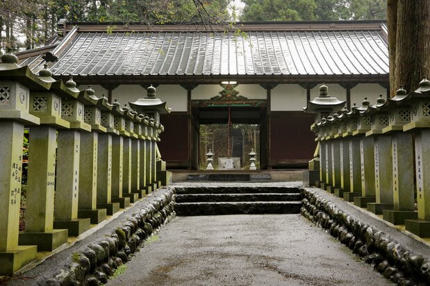 Le sanctuaire Yamamiya Sengen, avec au-delà, une vaste étendue naturelle qui fait partie du lieu sacré.