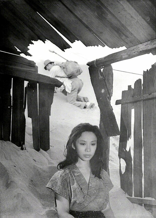 由敕使河原宏执导、岸田今日子主演的电影《砂女》（1964年上映）剧照（图片：草月会）