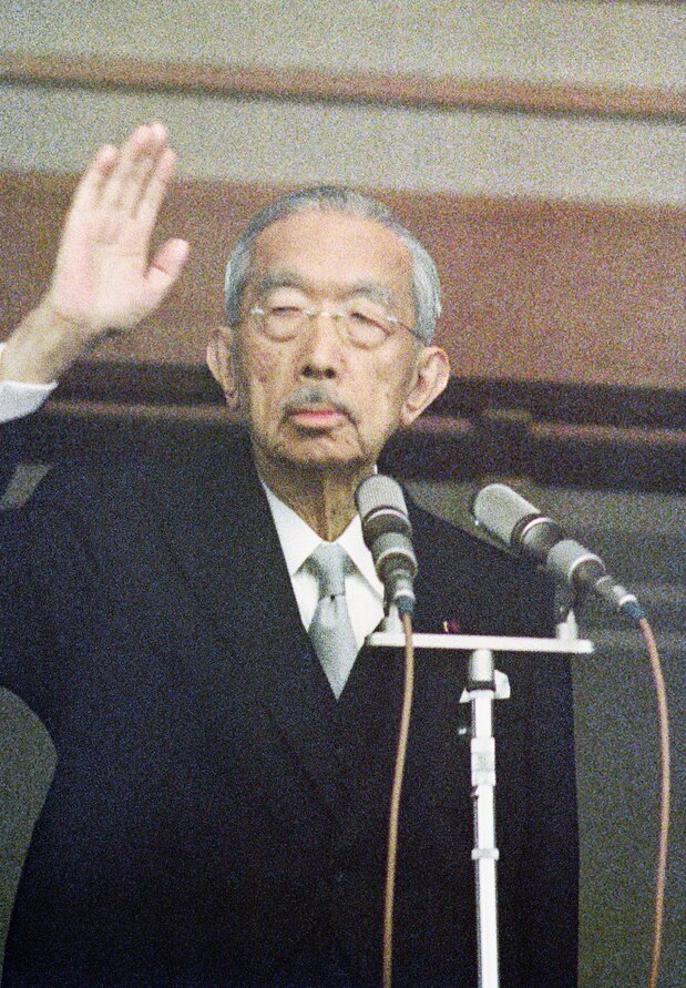 87歳の誕生日を迎えられ、参賀の人たちに手を振って応えられる昭和天皇=1988年4月29日、皇居・長和殿(時事)