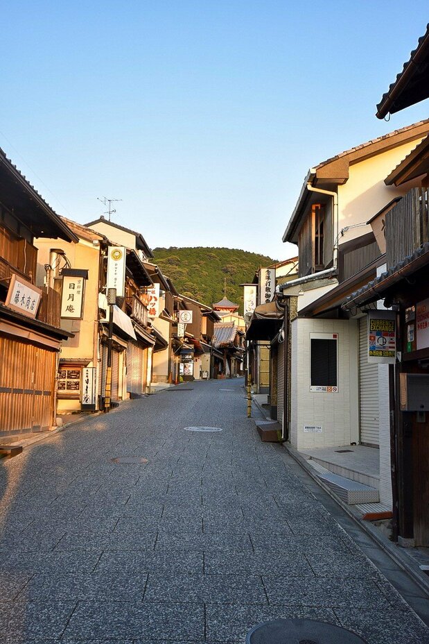Walking up a deserted Gojōzaka toward the temple. (© Nippon.com)