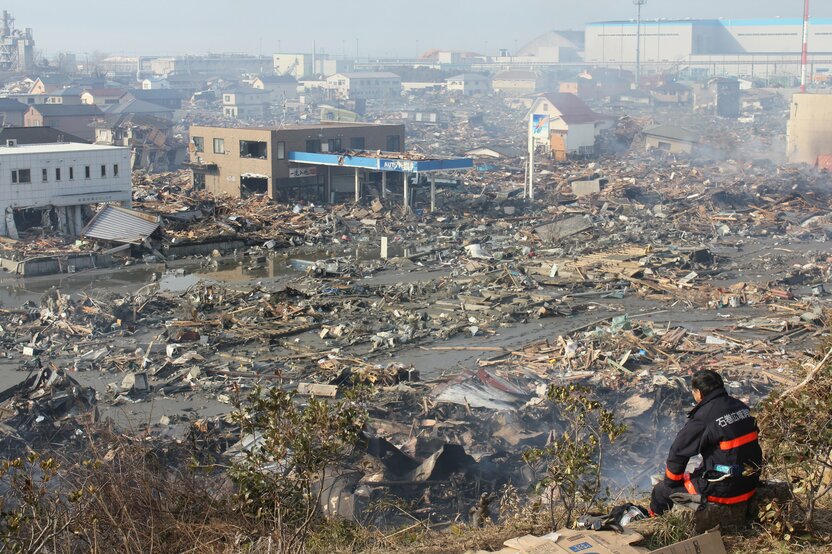 3月13日 上午9时30分左右 宫城县石卷市南滨町 犹如战争的创痕一般惨不忍睹的市区街道